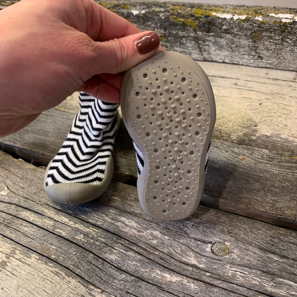 2 Tiny Feet | Zebra Print Non-Slip Baby Shoe Socks - Picture 4 of 5